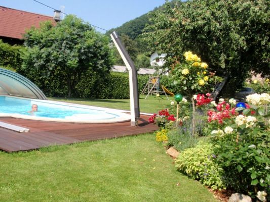 Großer Garten mit Pool